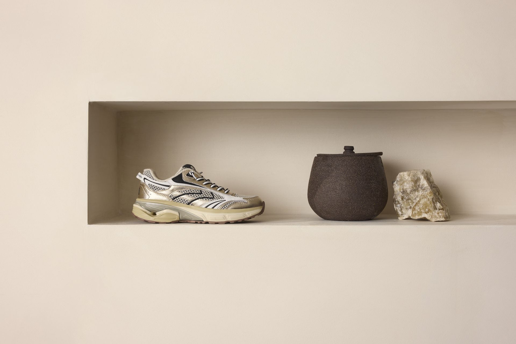 MARUTI - BASKETS DORÉES ET NOIRES