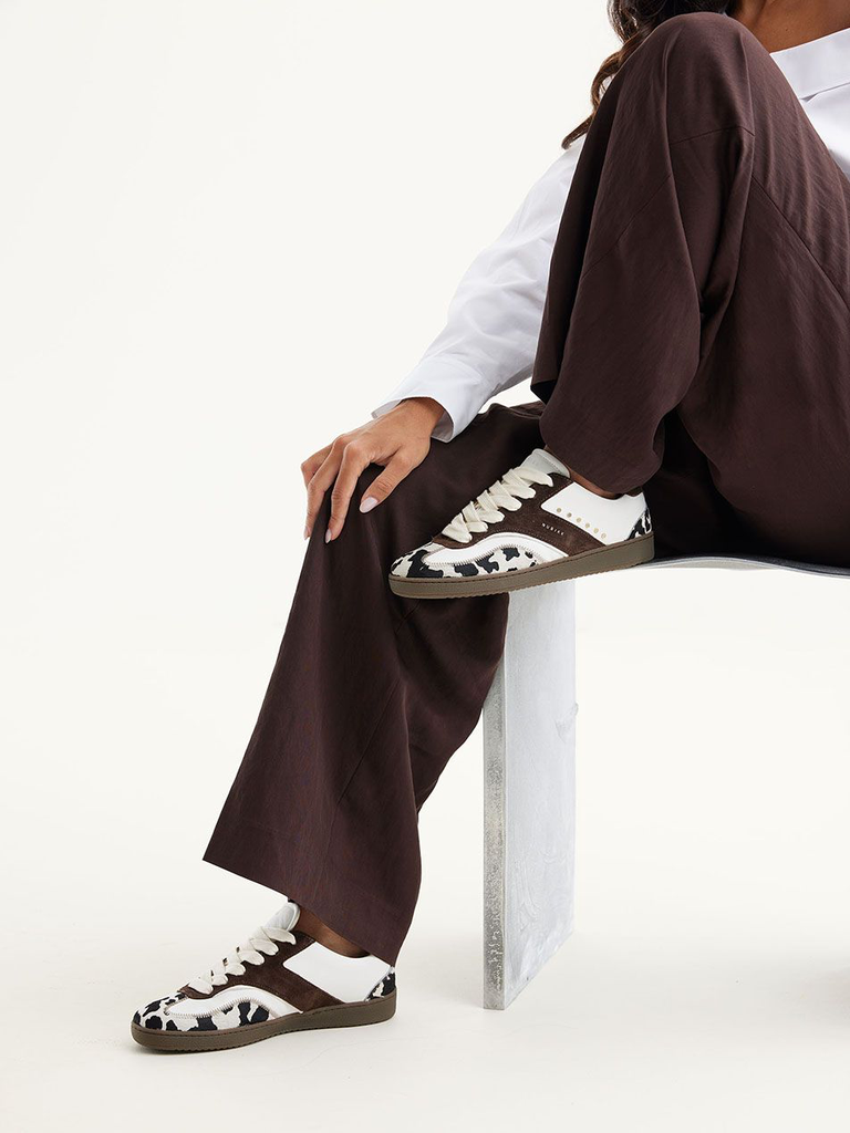 NUBIKK - BASKETS "RAY OWEN STUDS" BLANCHES ET MARRONS