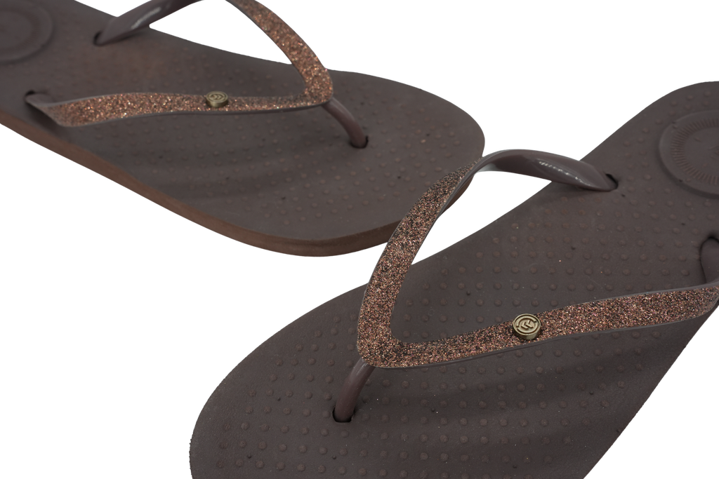 ISOTONER - TONGS "EVERYWEAR" MARRONS