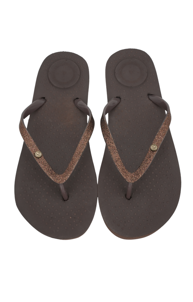 ISOTONER - TONGS "EVERYWEAR" MARRONS