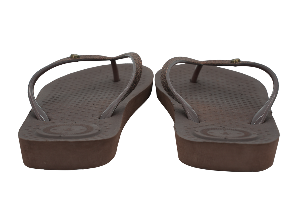 ISOTONER - TONGS "EVERYWEAR" MARRONS