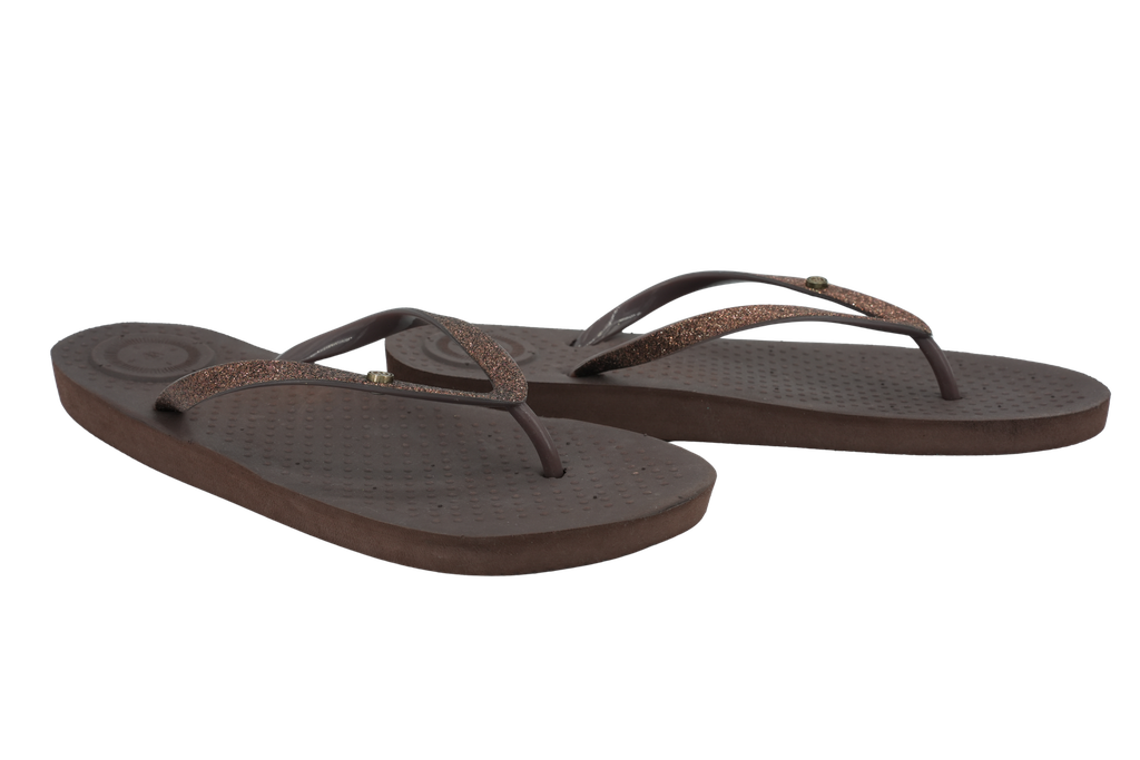 ISOTONER - TONGS "EVERYWEAR" MARRONS