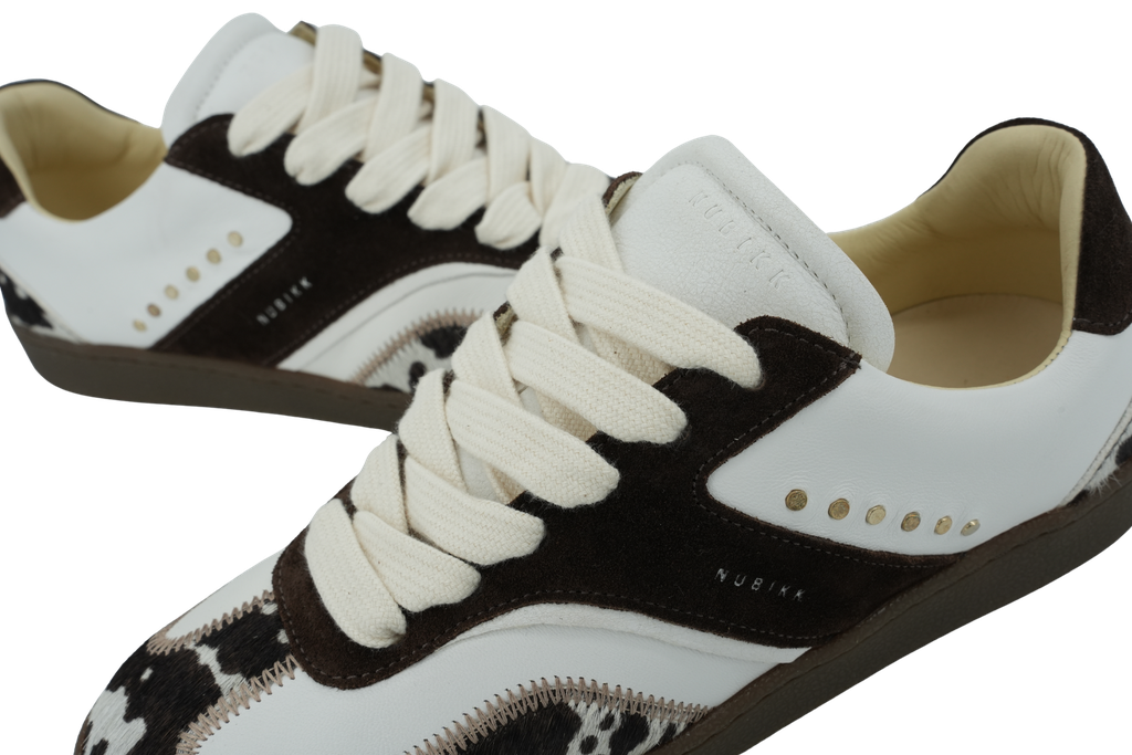 NUBIKK - BASKETS "RAY OWEN STUDS" BLANCHES ET MARRONS