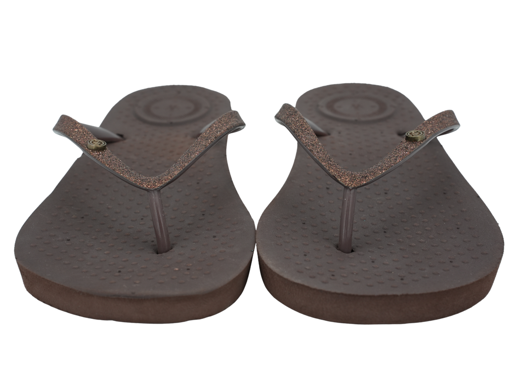 ISOTONER - TONGS "EVERYWEAR" MARRONS