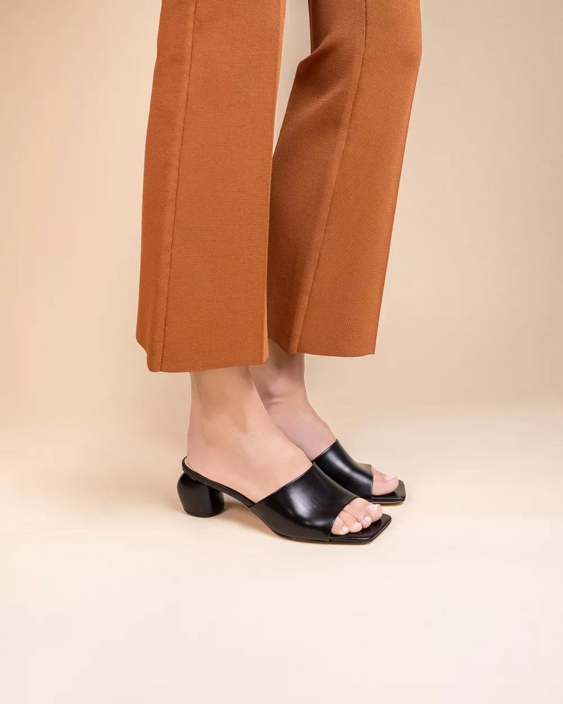 9ef9440174c0c50e9f02af6d591ff1d4-mimaiss25portee-37-5775.webpMI/MAI - MULES "GEMMA" NOIRES