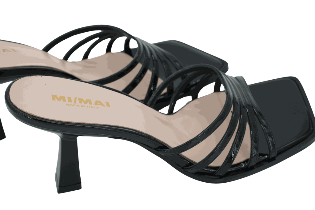 MI/MAI - MULES "ISAMU" MULTIBRIDES À BOUT CARRÉ EN CUIR VERNI NOIR