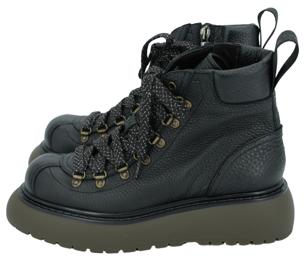 LAURA BELLARIVA - SCHWARZE STIEFEL MIT KHAKI-SOHLEN