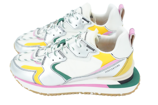 0105 - ZILVEREN EN WITTE SNEAKERS “TREK UP BRAND”.